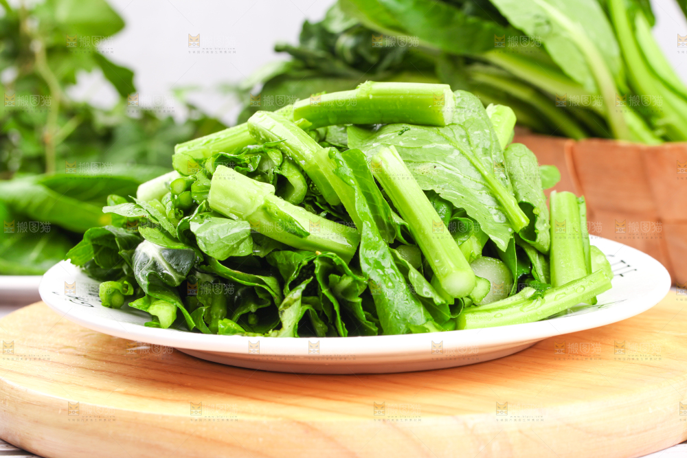 盘子里装着菜苔