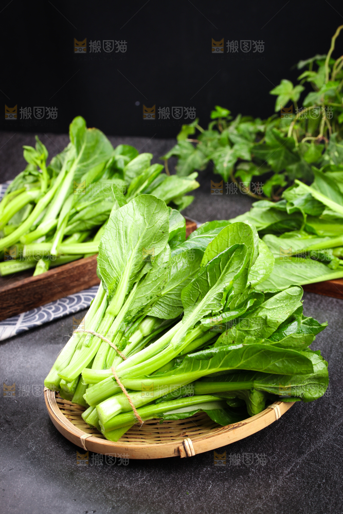 篮子里装着菜苔