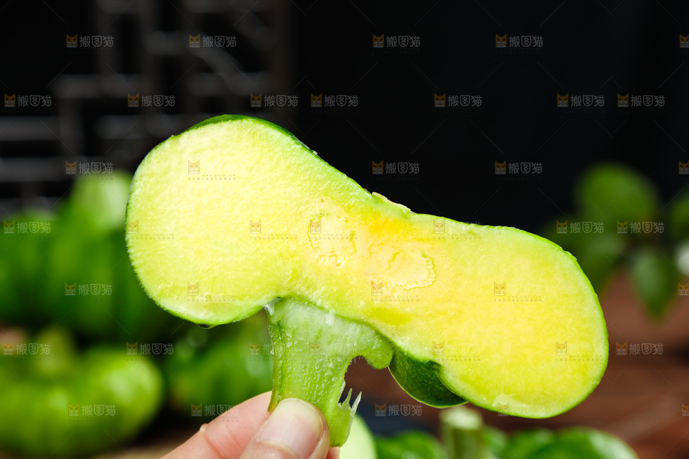 手里拿着姜柄瓜