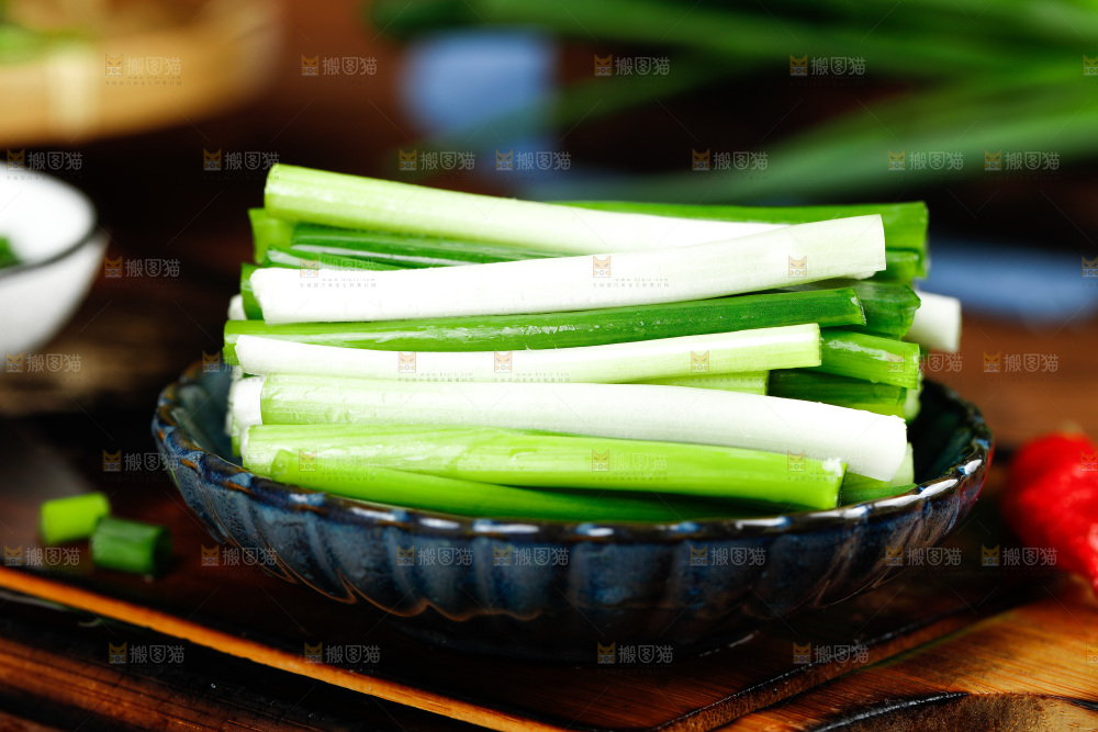 盘子里放着小香葱