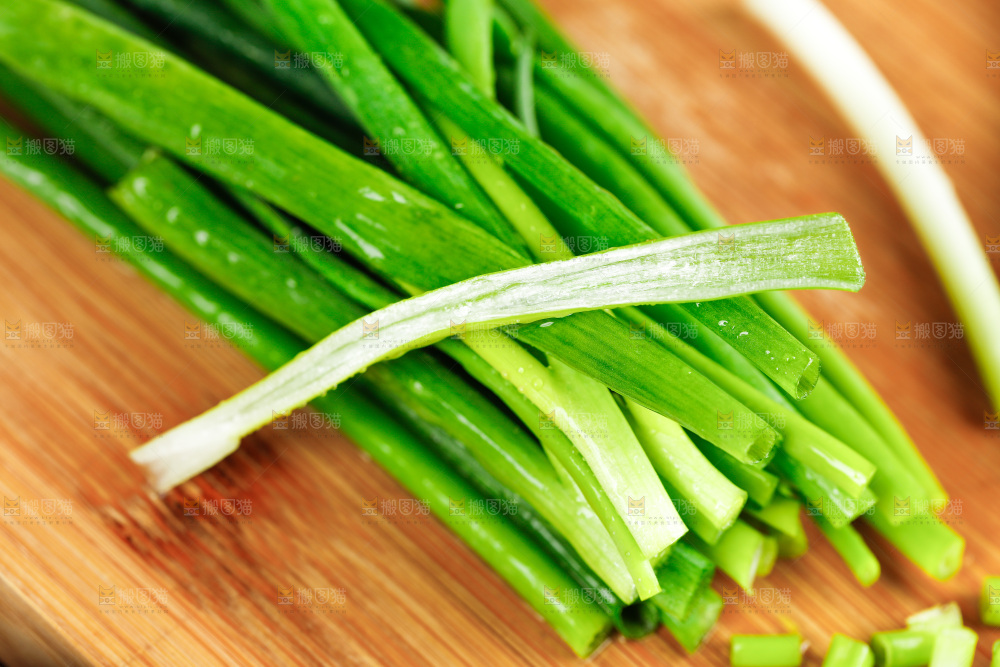 木板上放着小葱