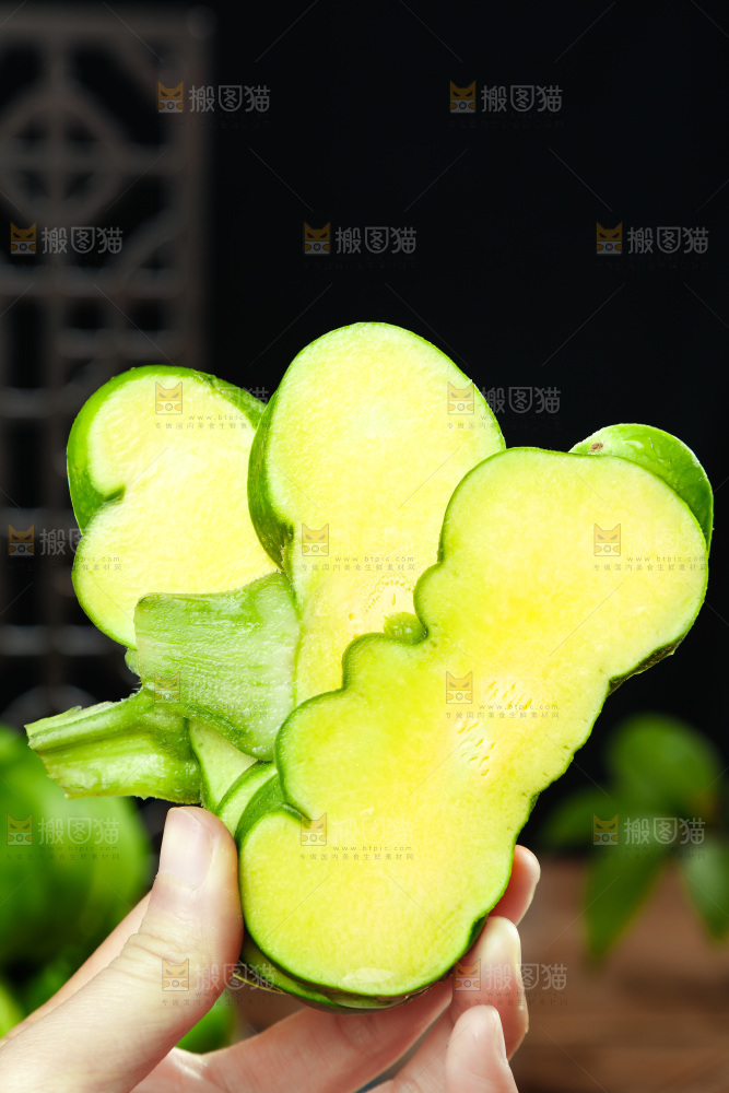 手里拿着姜柄瓜
