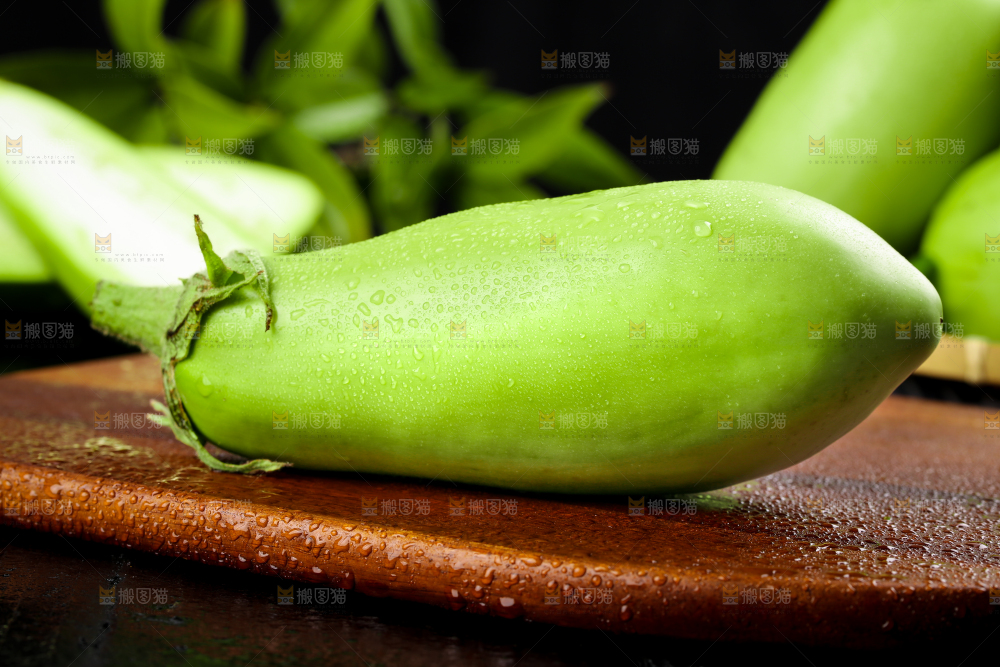 木底上放着绿茄子