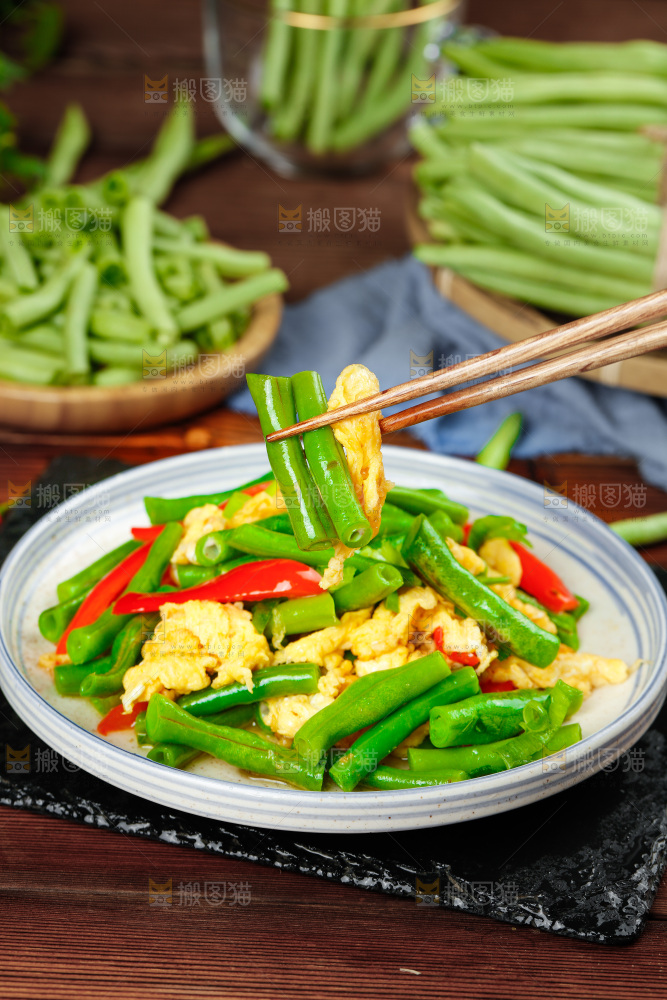 盘子里装着四季豆炒鸡蛋
