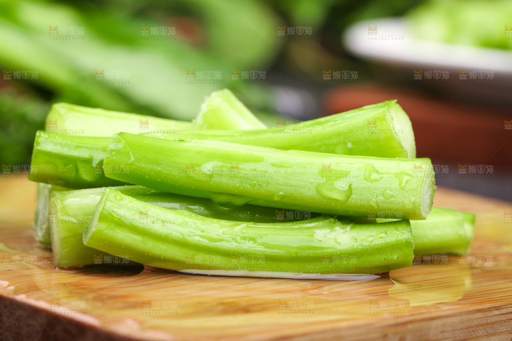 木板上放着菜苔