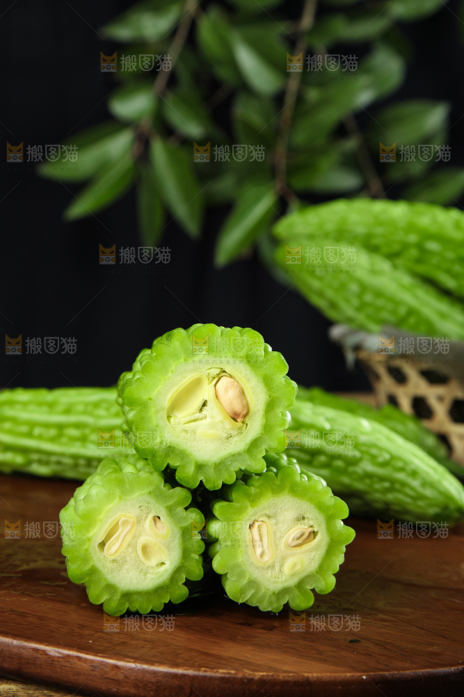 深底上摆放着苦瓜