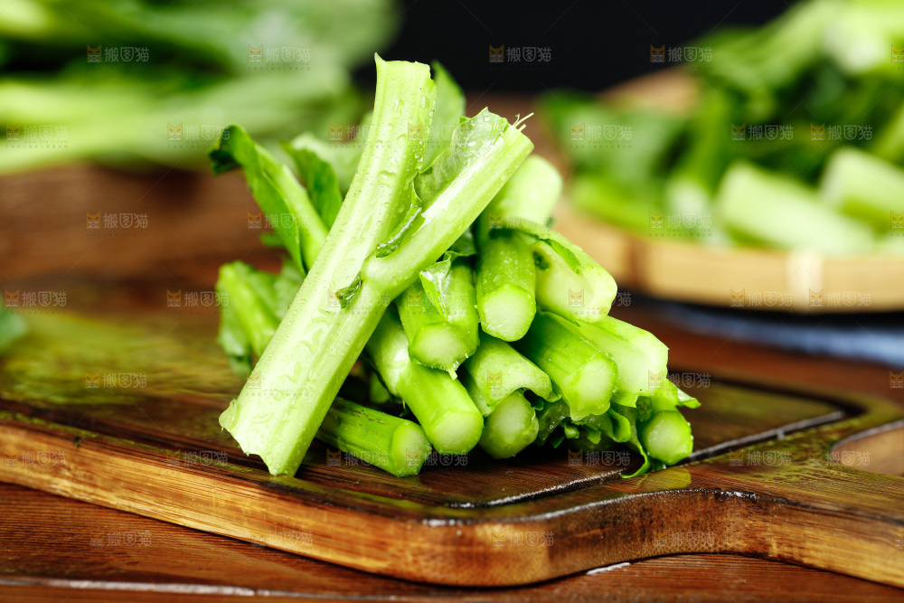 木板上放着广东菜心