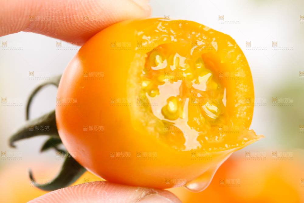 手里拿着小番茄