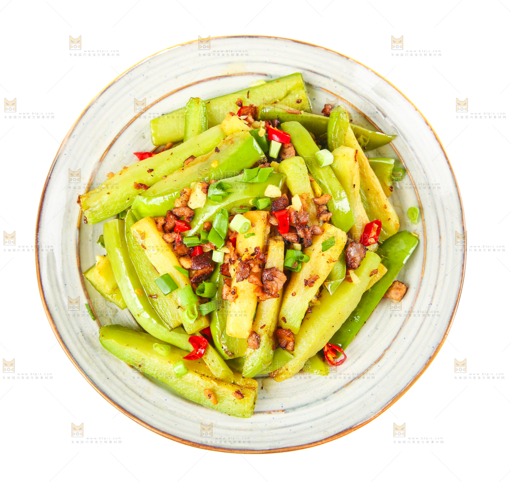 盘子里装着红烧茄子