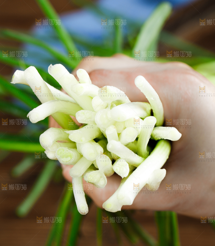 手里拿着小香葱