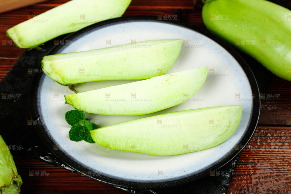 盘子里放着青茄子