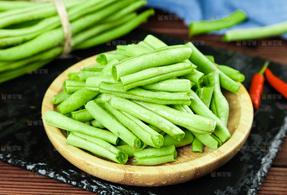 盘子里放着四季豆