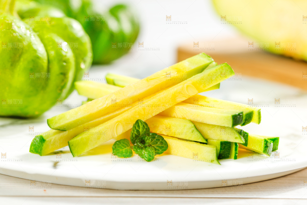 碟子里放着切丝的小麦瓜