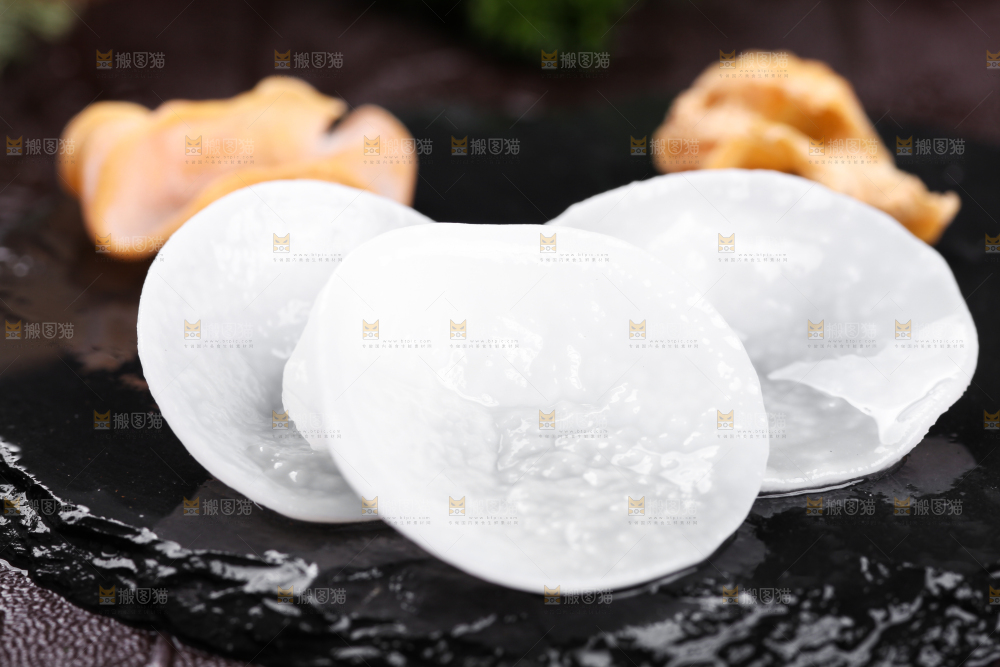 黑底上放着白木耳