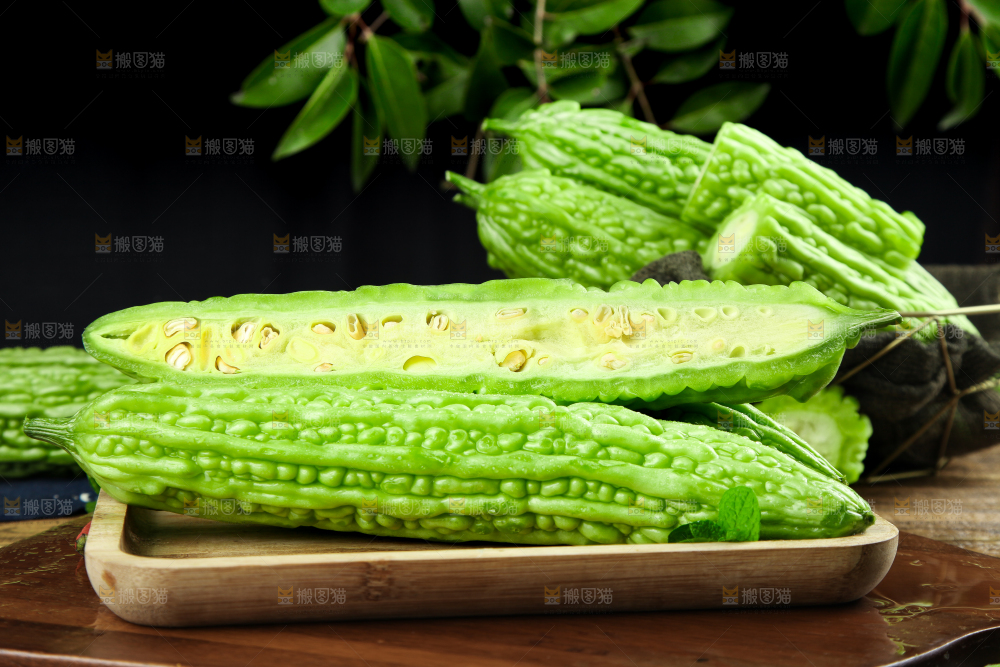 木盒子里放着苦瓜