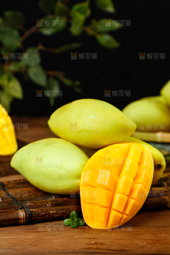 木底上放着芒果