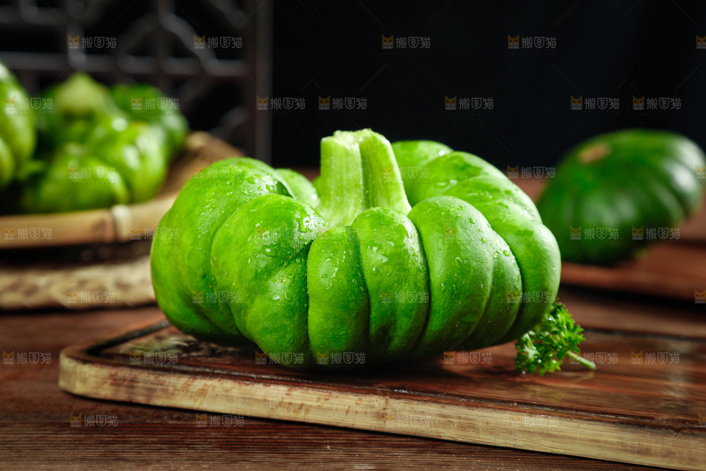 木底摆放着小南瓜