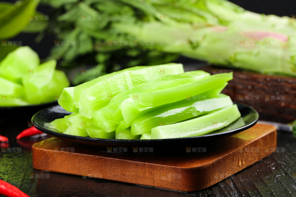 木底上的莴笋
