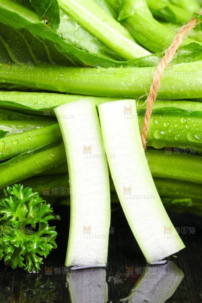 深底上摆放着菜苔