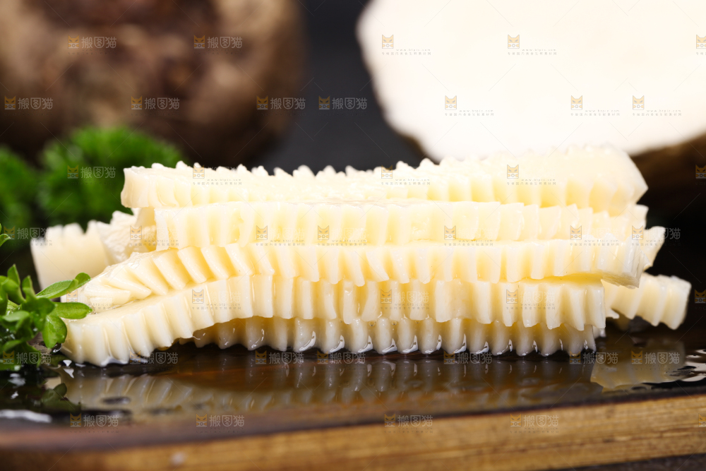 盘子里装着素肚条