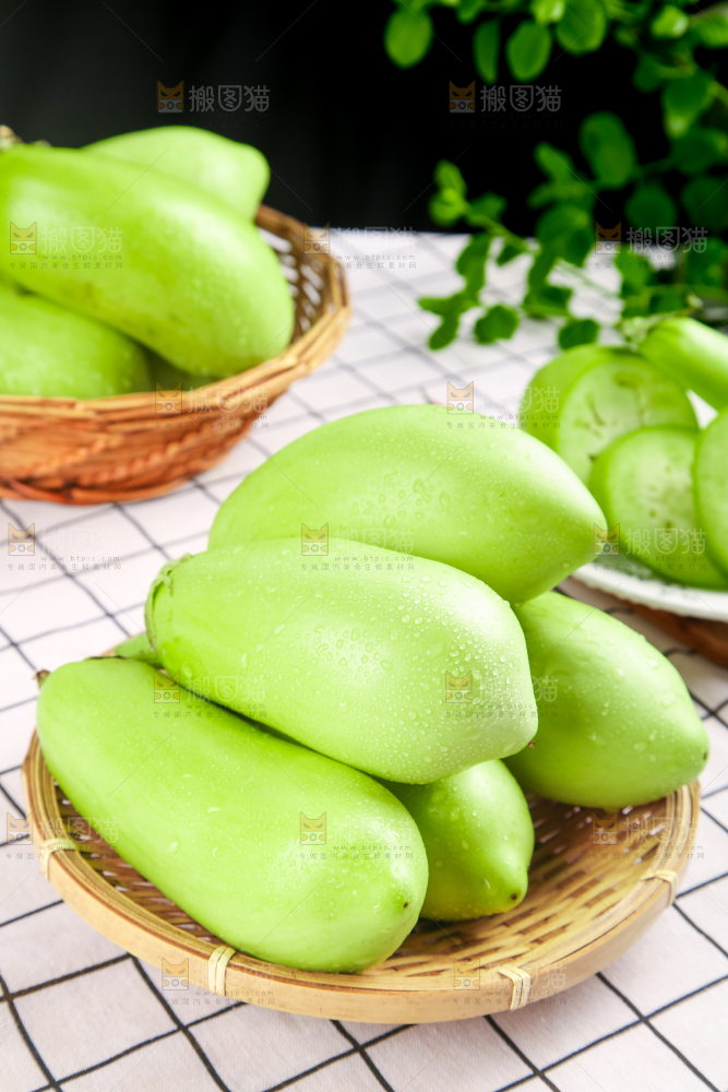 篮子里放着茄子