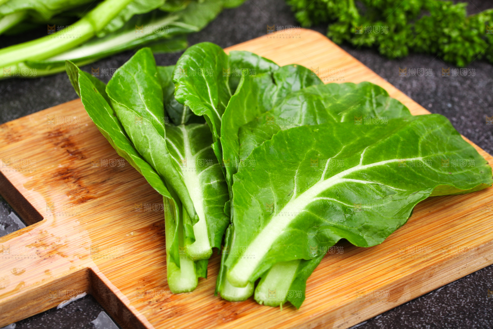 木板上放着菜苔