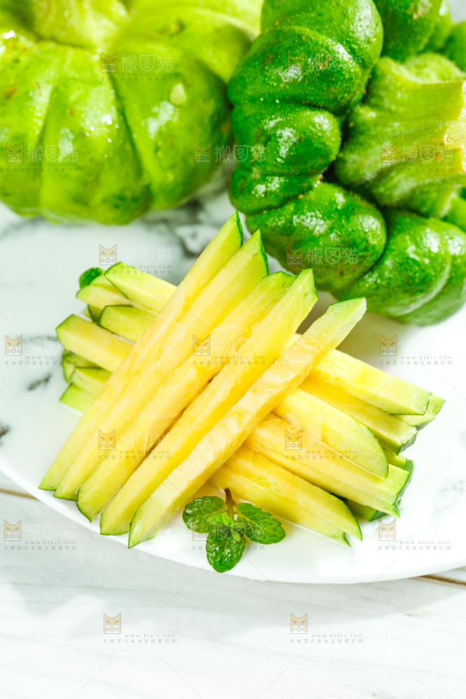 碟子里放着切丝的小麦瓜