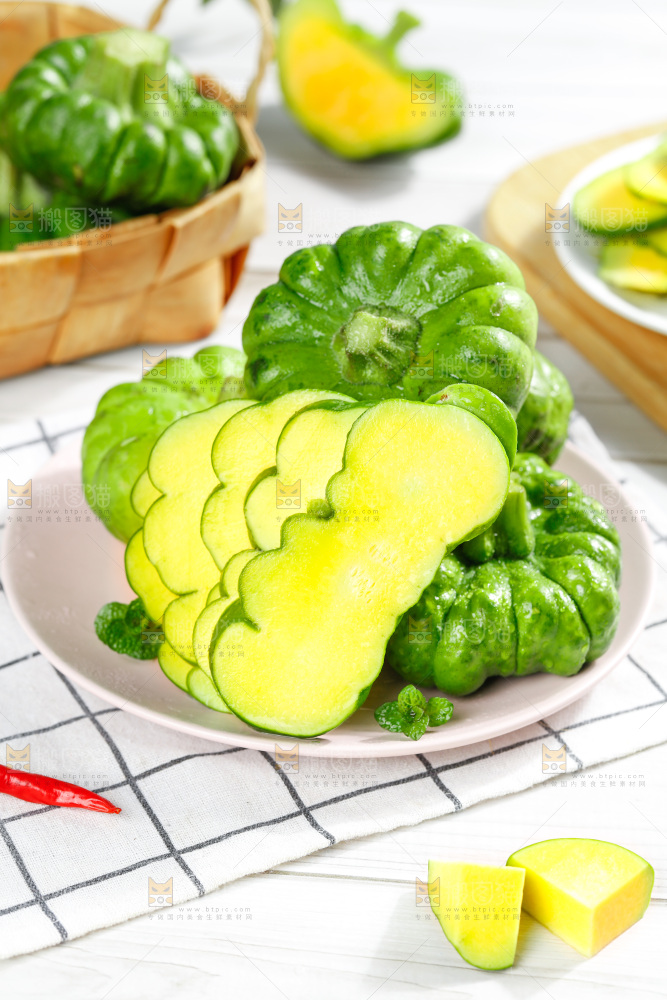 格子底上摆放着姜柄瓜