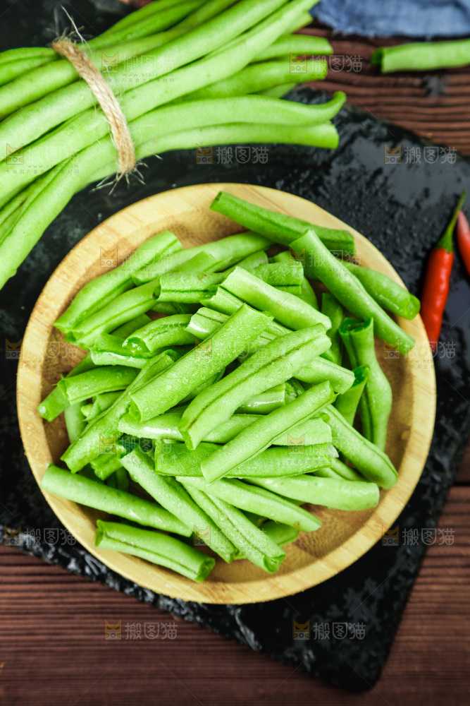 盘子里放着四季豆