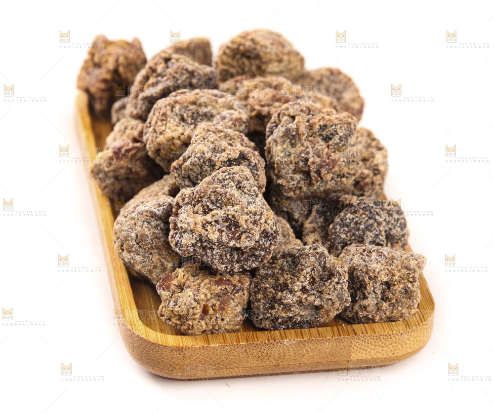 盘子里装着乌梅干