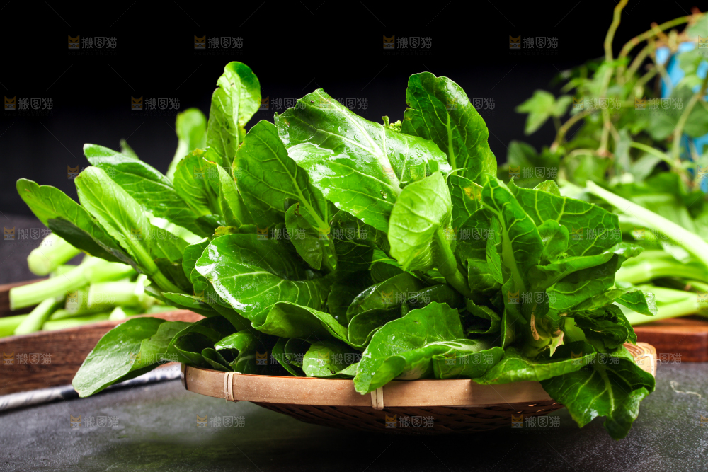 篮子里装着菜苔