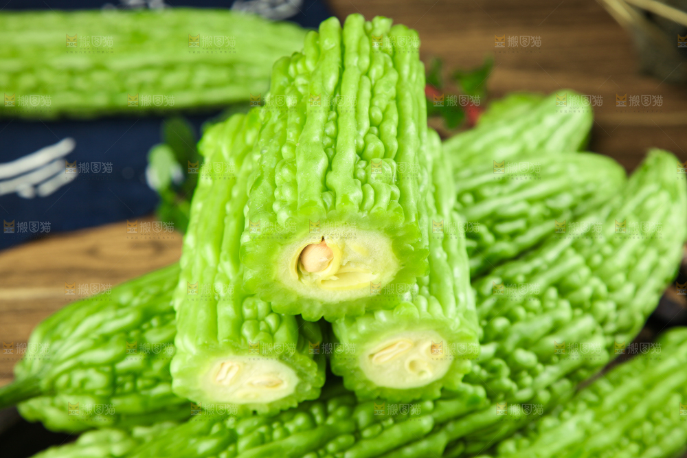 木盒子里放着苦瓜