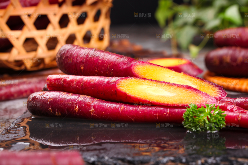 深底上摆放着紫皮胡萝卜