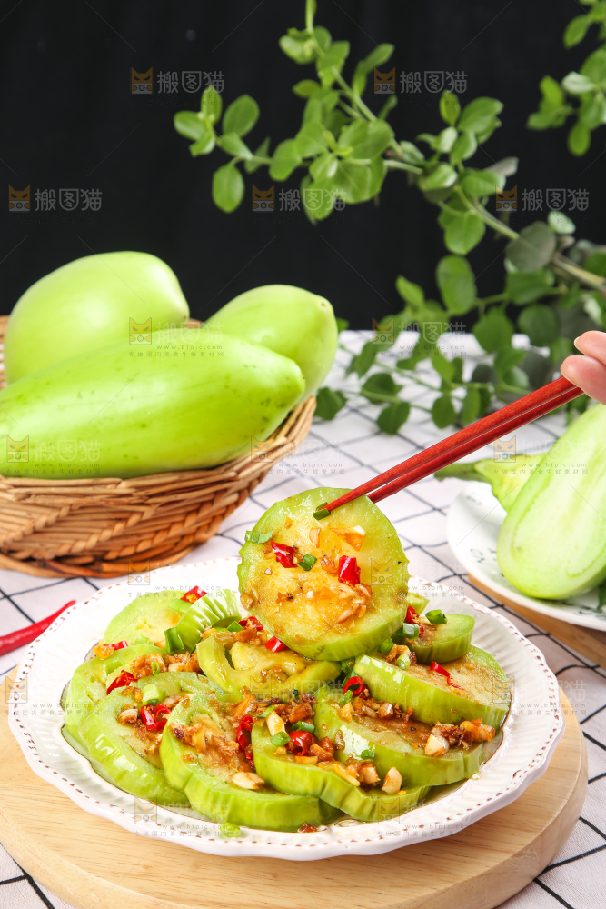 盘子里装着油淋茄子