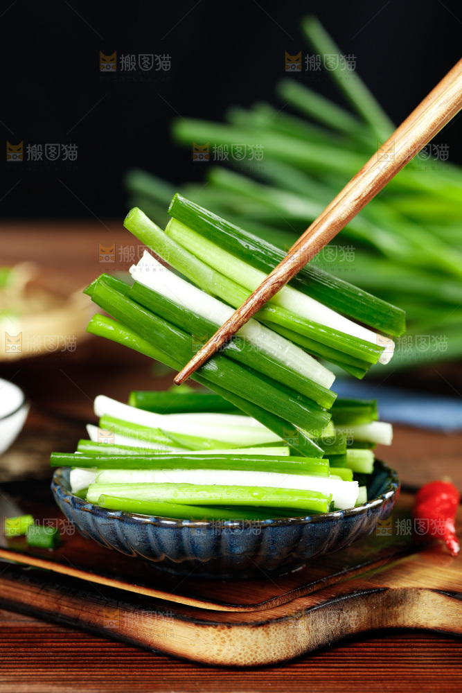 盘子里放着小香葱