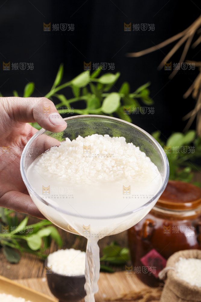 手里端着一碗大米