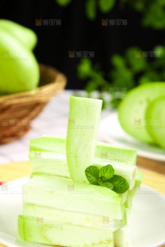 碟子里放着茄子