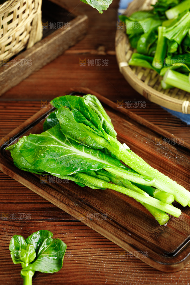 木板上放着广东菜心