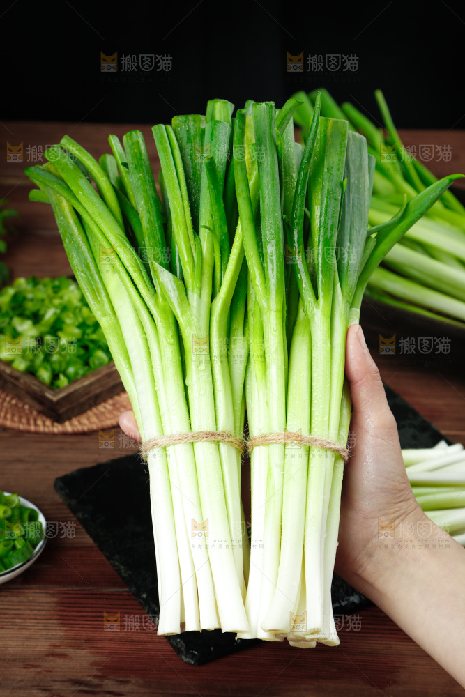 手里拿着小香葱