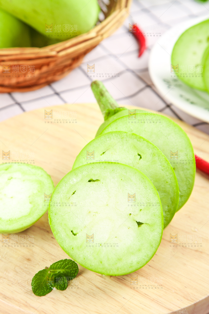 木板上放着青茄子