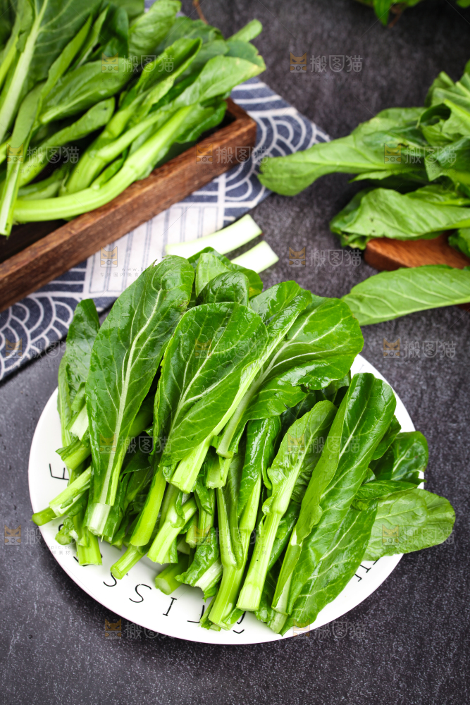 盘子里装着菜苔