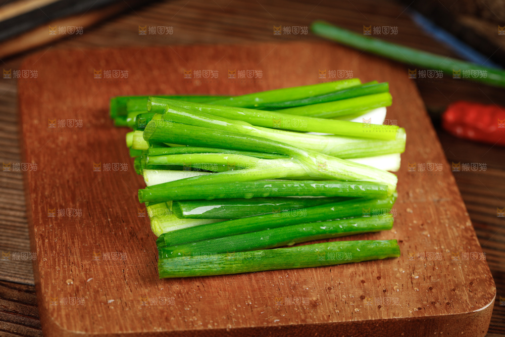 木底上摆放着小香葱
