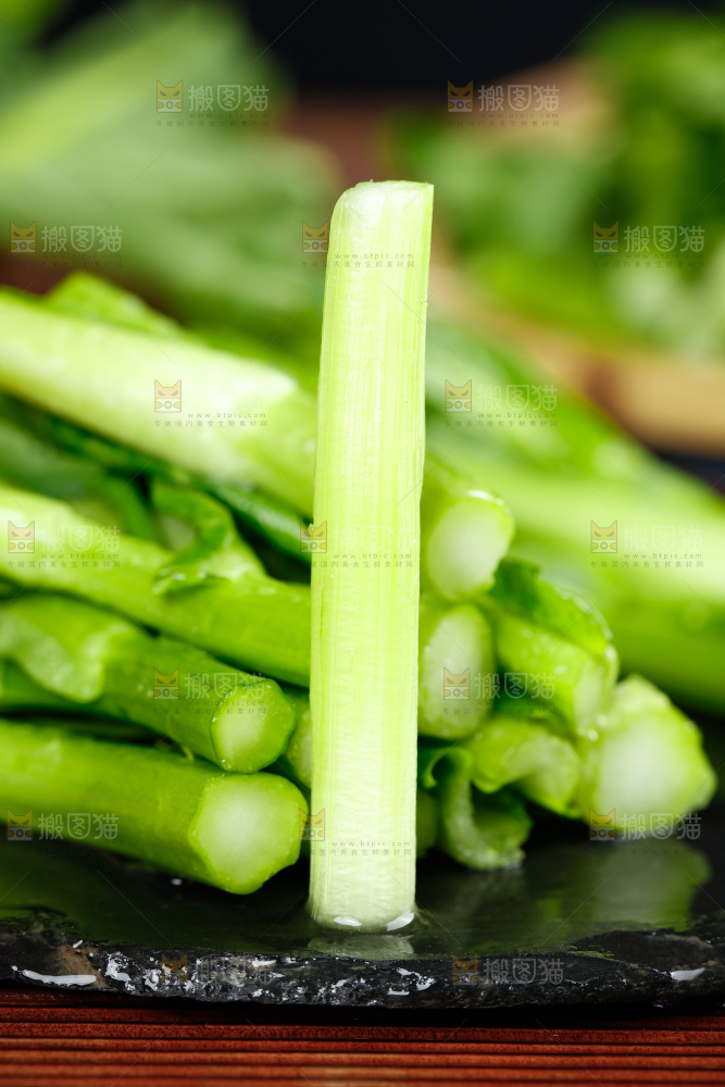 木板上放着广东菜心