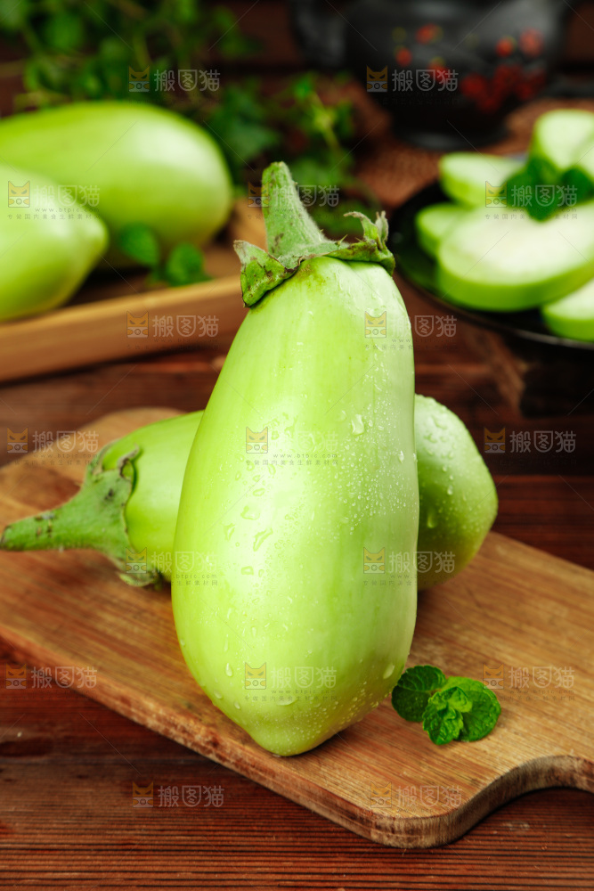 木底上摆放着茄子
