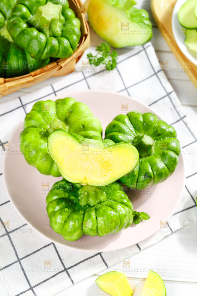 格子底上摆放着姜柄瓜