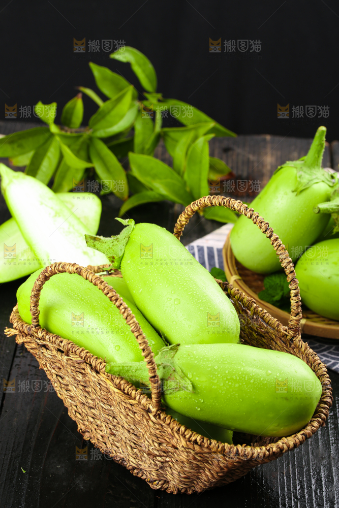 篮子里装着绿茄子