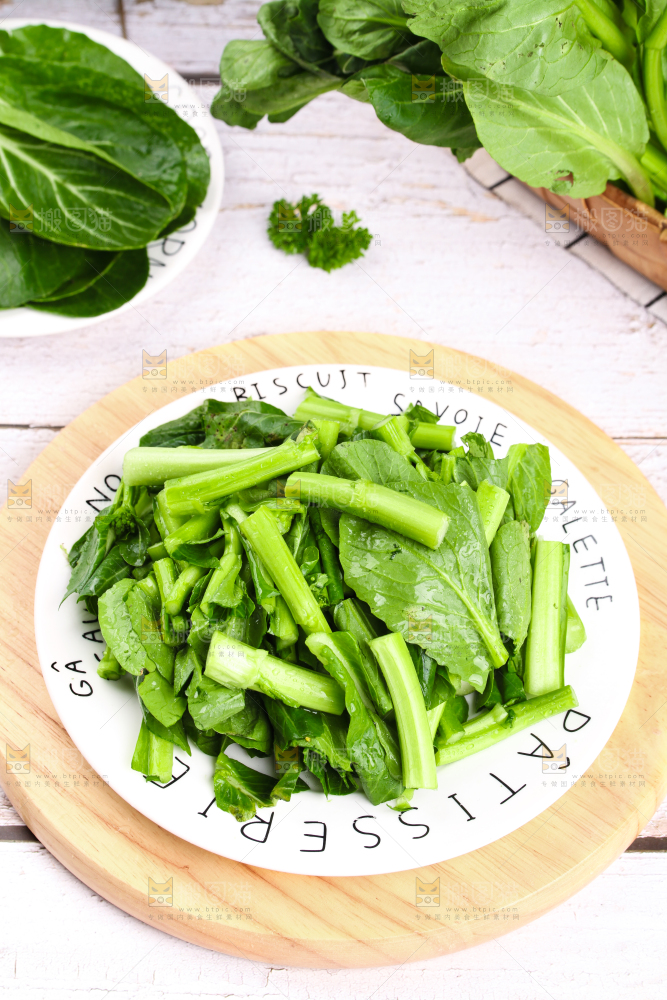 盘子里装着菜苔