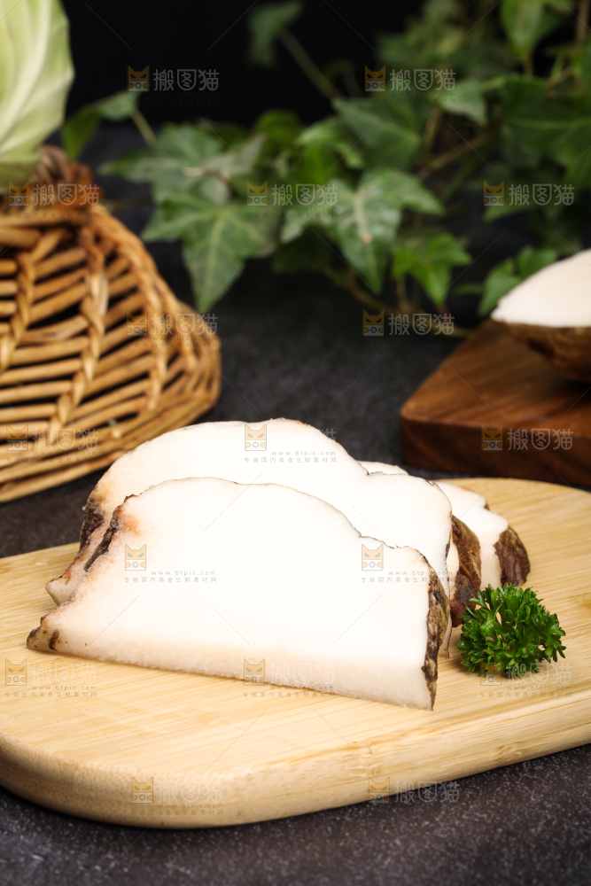 木底上摆放着魔芋