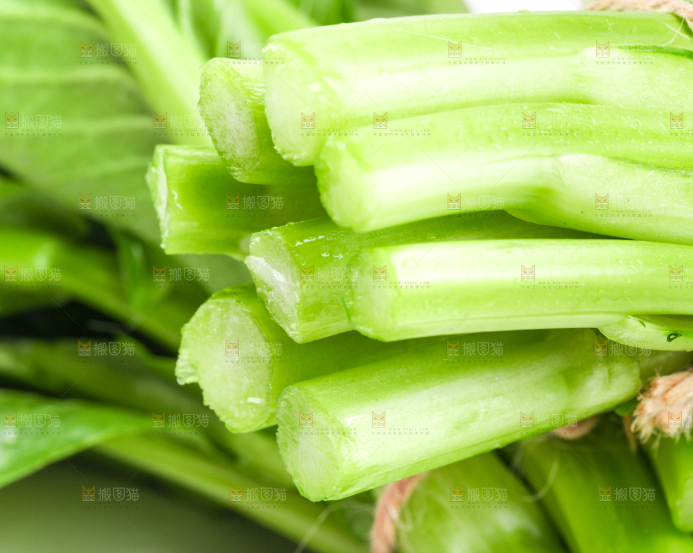 白底上放着菜苔