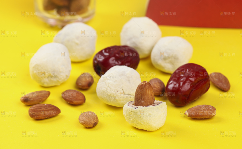 浅底上的杏仁奶枣